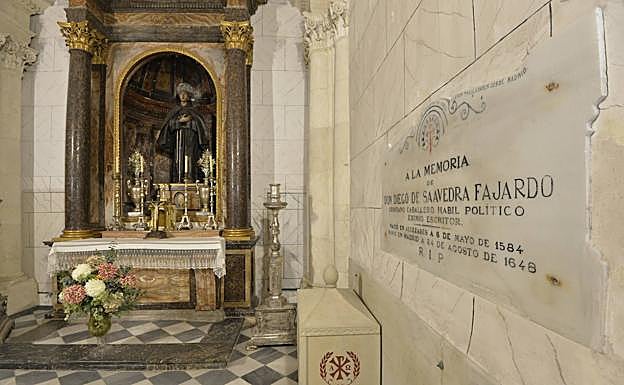 Diego de Saavedra Fajardo. «Cristiano caballero, hábil político y eximio escritor», reza la placa de mármol dedicada a su memoria. 