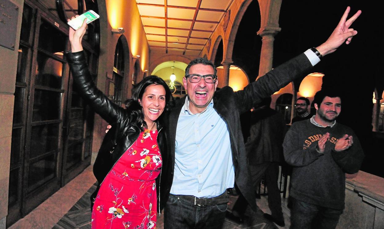 La entonces vicerrectora Cristina Sánchez, que dejó el cargo por la política, con el rector, José Luján, recién elegido el 15 de marzo de 2018. 