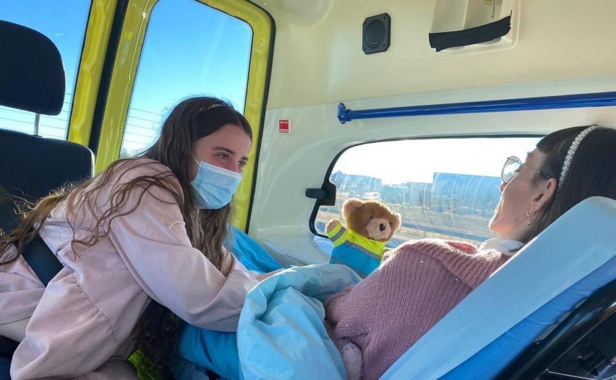 Sandra y Eva en la Ambulancia del Deseo en su viaje a Madrid.