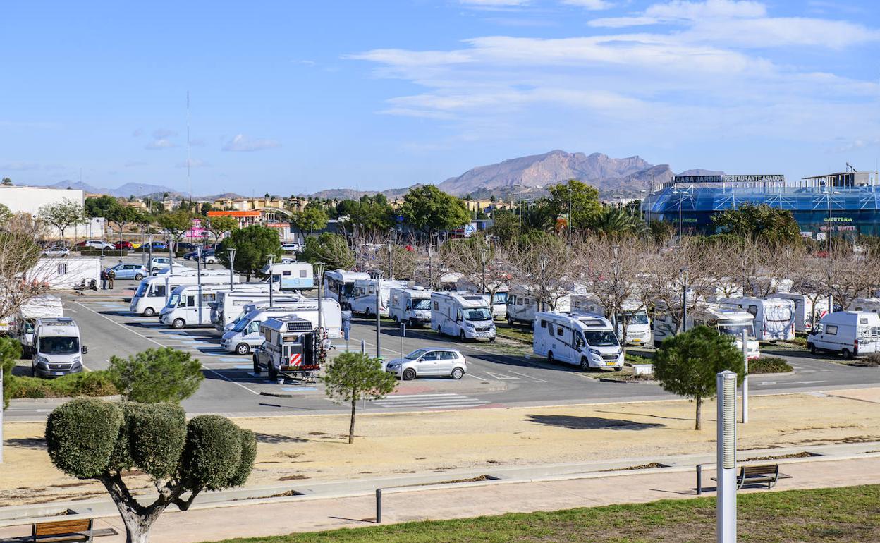 El área municipal habilitada para el estacionamiento de autocaravanas, junto al centro comercial Thader, luce casi llena estos días.