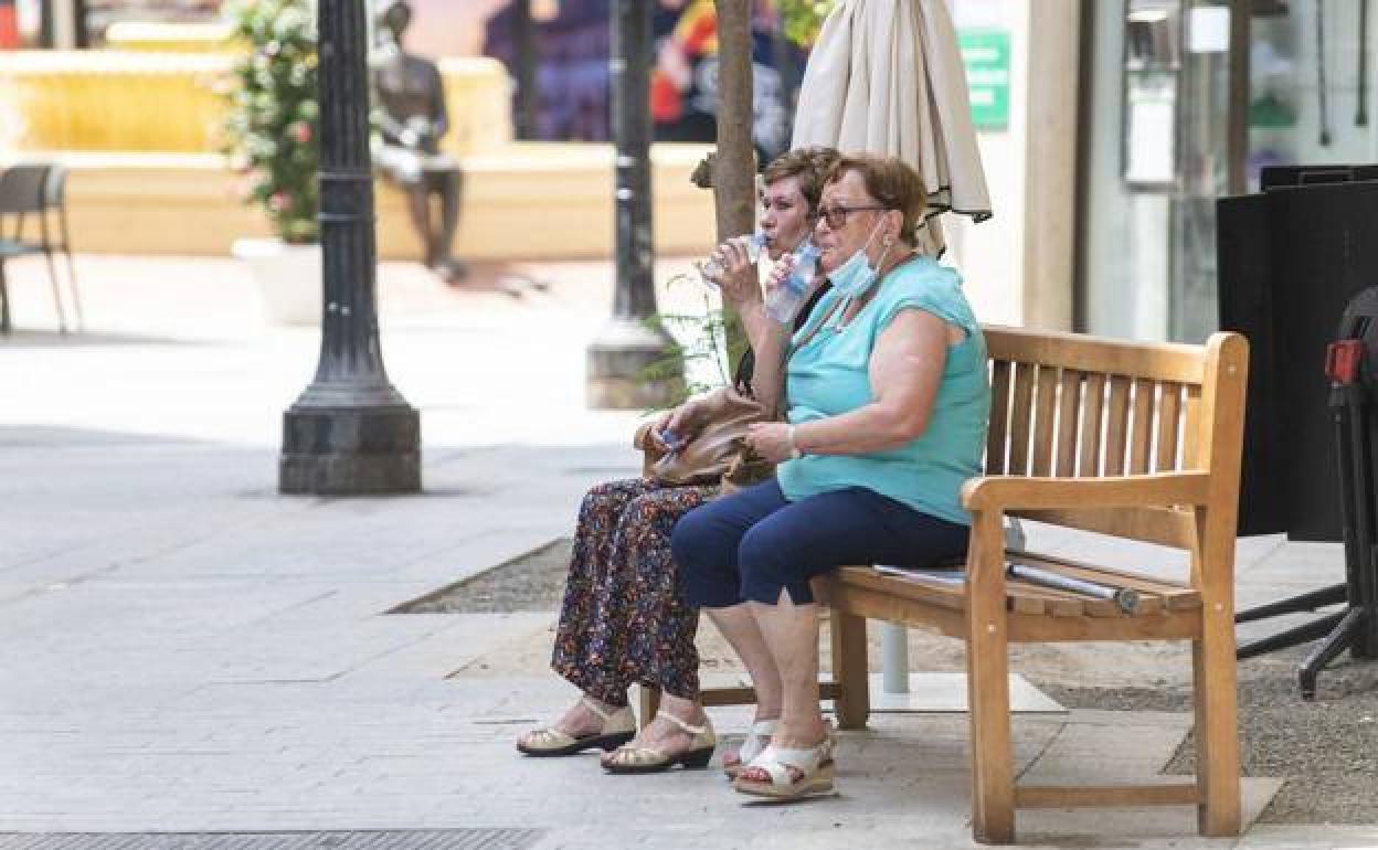 Dos mujeres beben agua para refrescarse, en una fotografía de archivo.
