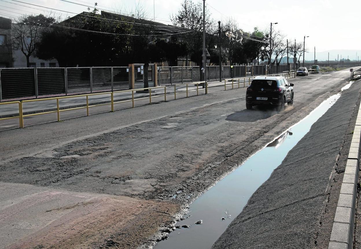 Baches y charcos en la carretera de Pozo Estrecho a Miranda, a la altura de la primera de estas localidades, ayer. 
