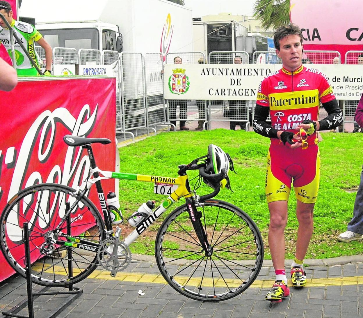 El ciclista de Puebla de Soto Juan Carlos Guillamón, antes de la salida de la cuarta etapa de la Vuelta a Murcia de 2003, Cartagena-Alto de la Santa. 