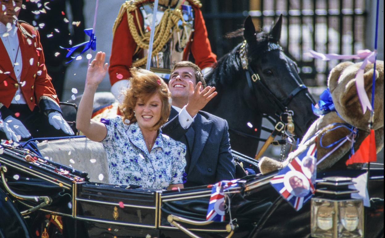 Andrés y Sarah Ferguson, el día de su boda, con un oso gigante, hoy motivo de escándalo. 