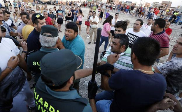 Los agentes tratan de frenar a los vecinos, en julio de 2017. 