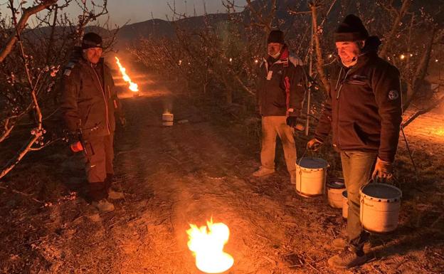 Tres agricultores con cubos de parafina esta mañana en Cieza. 