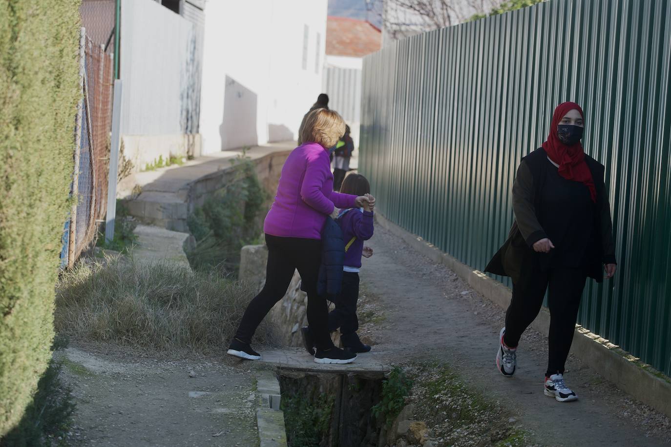 Fotos: El tortuoso camino de decenas de niños para ir cada día al cole en Los Garres
