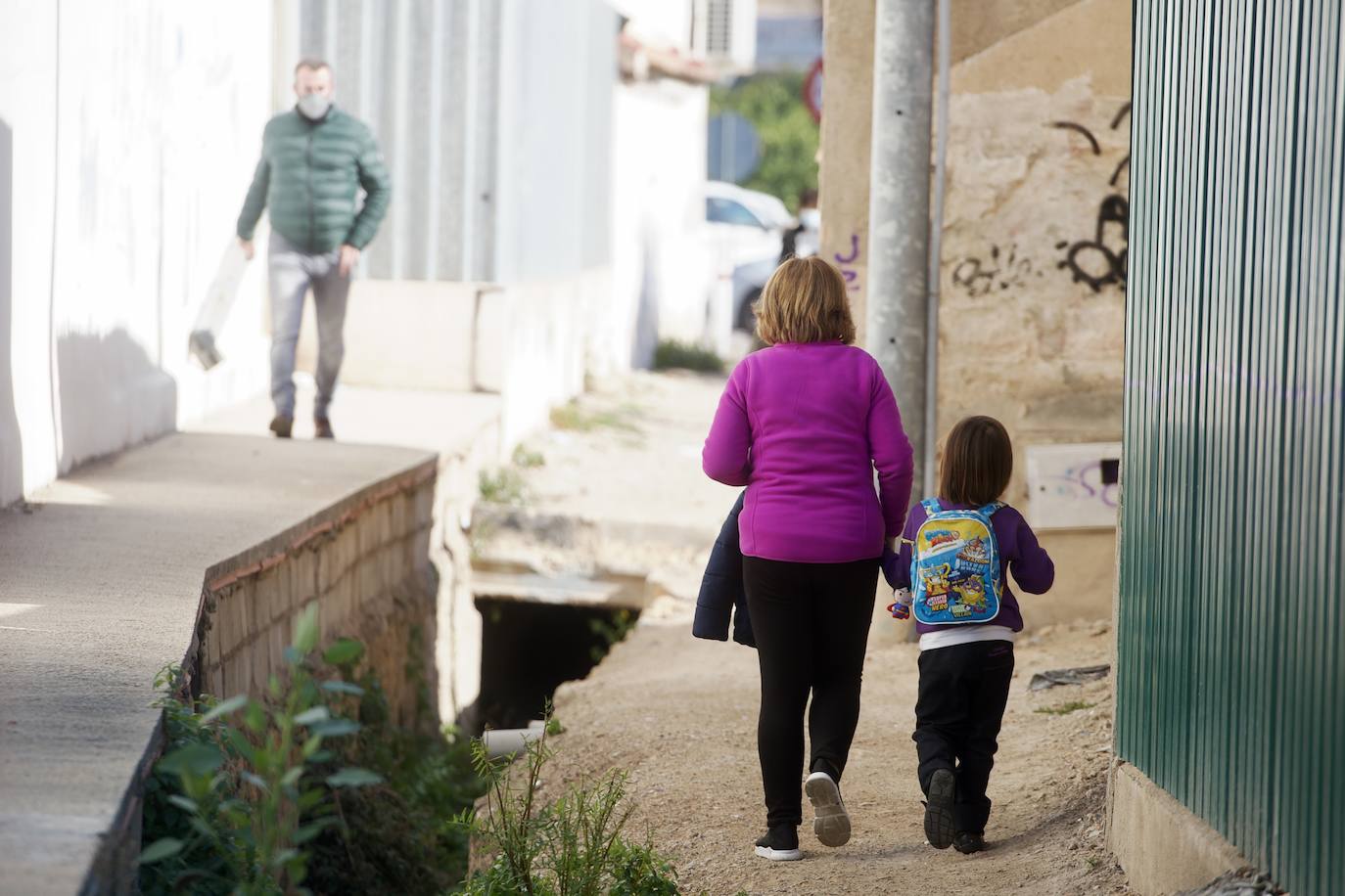 Fotos: El tortuoso camino de decenas de niños para ir cada día al cole en Los Garres