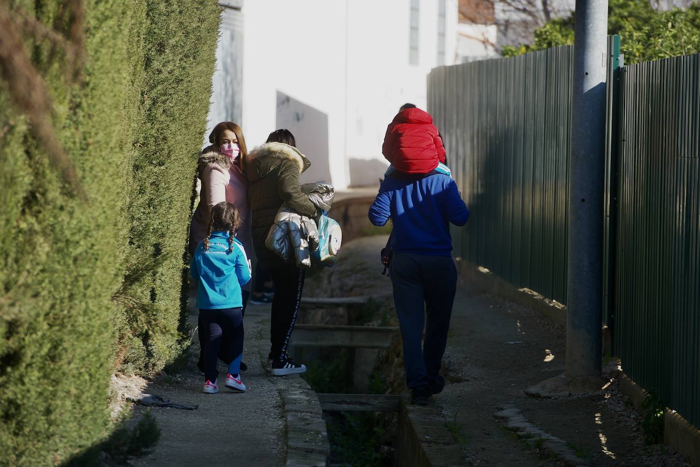 Fotos: El tortuoso camino de decenas de niños para ir cada día al cole en Los Garres