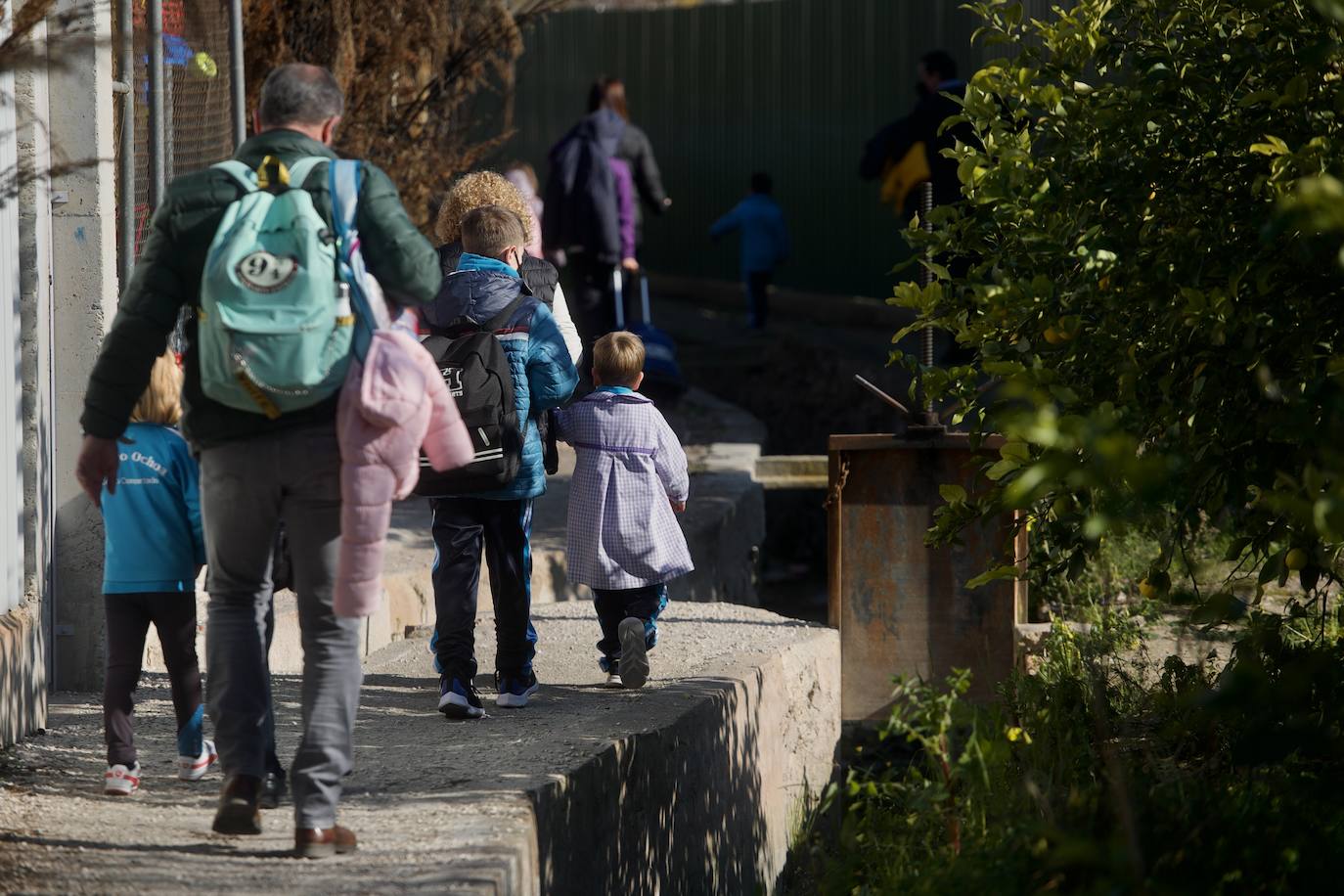 Fotos: El tortuoso camino de decenas de niños para ir cada día al cole en Los Garres