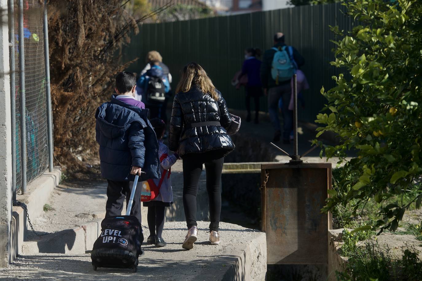 Fotos: El tortuoso camino de decenas de niños para ir cada día al cole en Los Garres