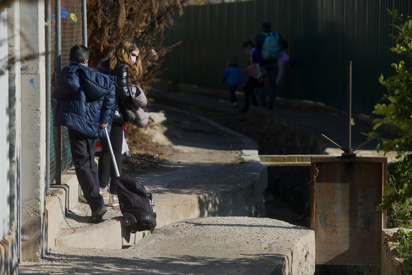 Fotos: El tortuoso camino de decenas de niños para ir cada día al cole en Los Garres