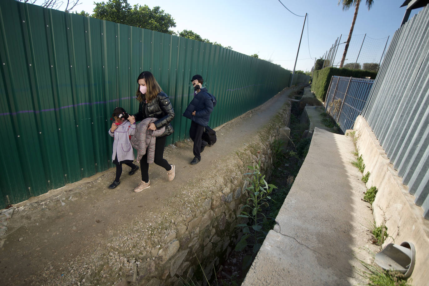 Fotos: El tortuoso camino de decenas de niños para ir cada día al cole en Los Garres