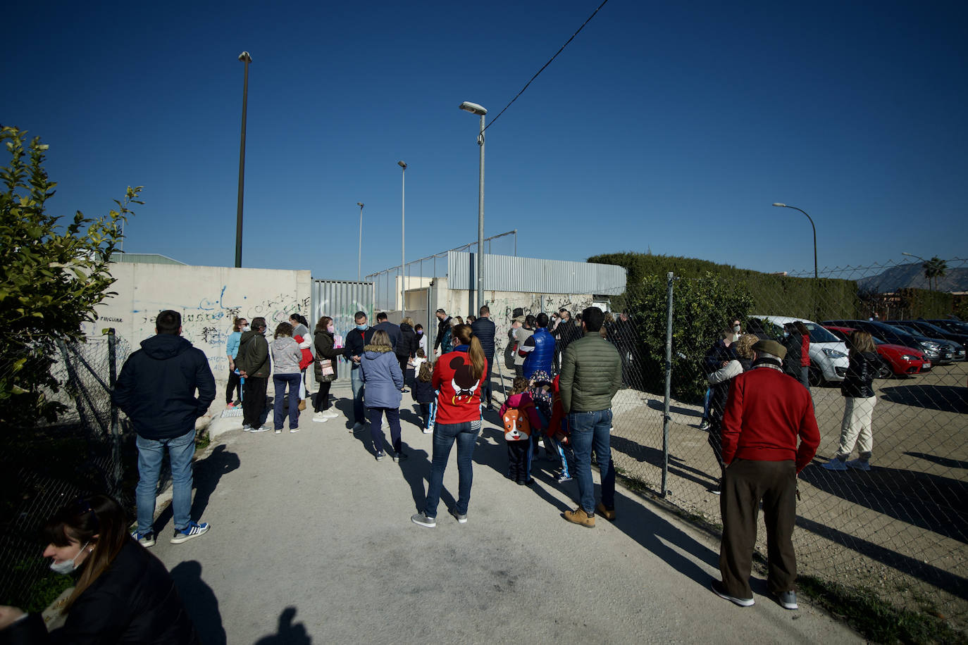 Fotos: El tortuoso camino de decenas de niños para ir cada día al cole en Los Garres