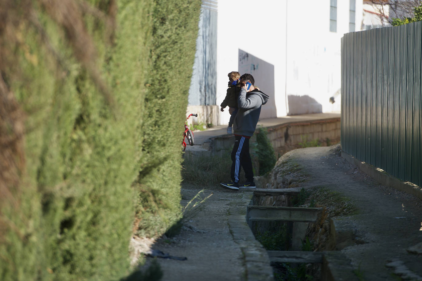 Fotos: El tortuoso camino de decenas de niños para ir cada día al cole en Los Garres