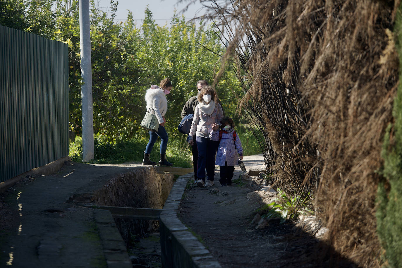 Fotos: El tortuoso camino de decenas de niños para ir cada día al cole en Los Garres