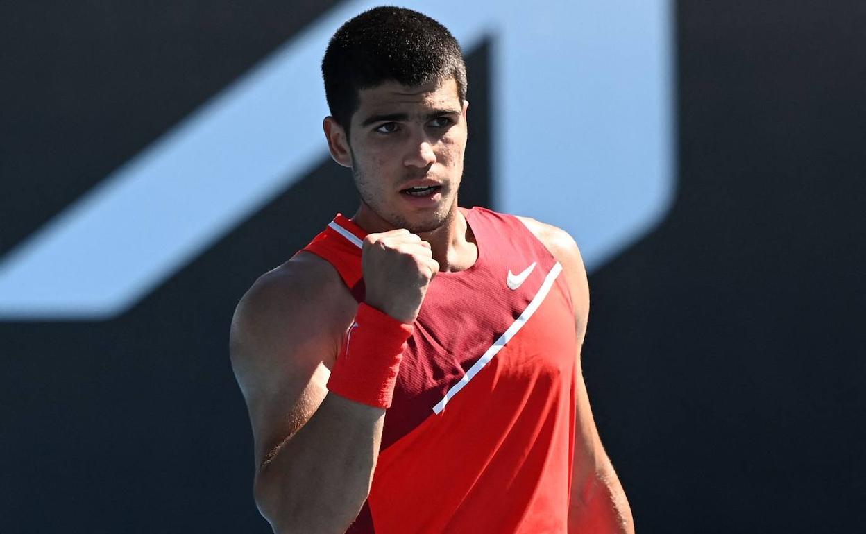 Carlos Alcaraz con gesto triunfante durante el partido de esta madrugada celebrado en Melbourne. 
