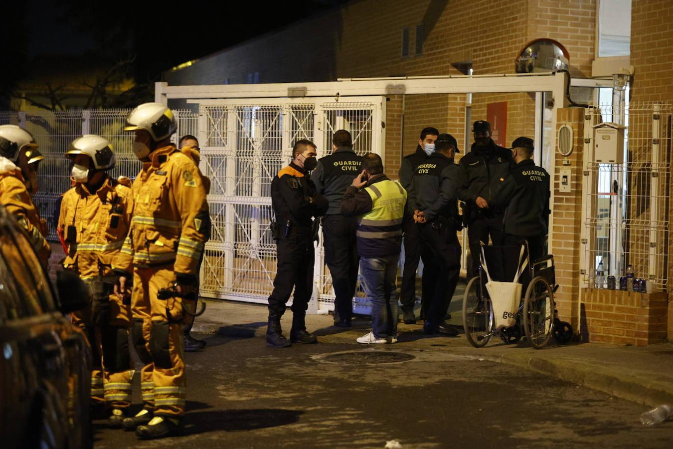 Personal de emergencias aguarda ante la residencia de ancianos de Moncada (Valencia).