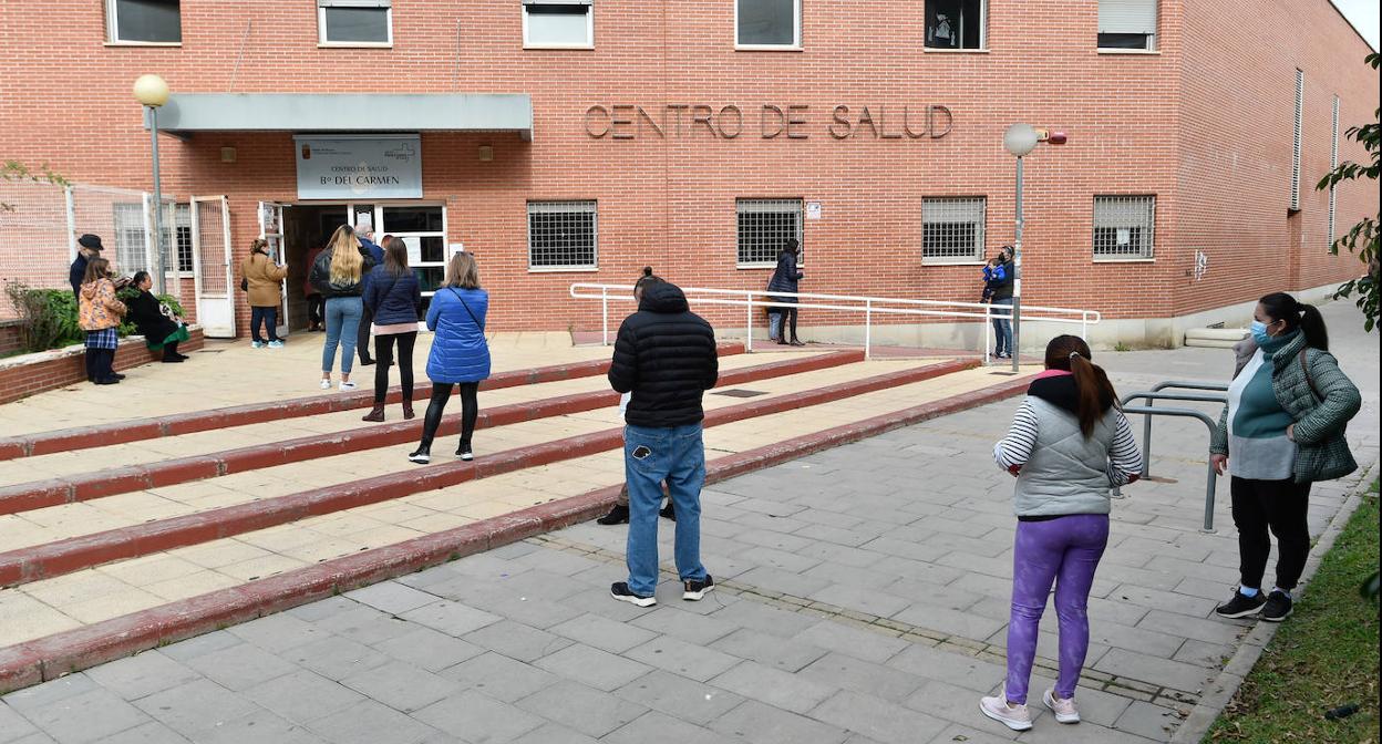 Colas en un centro de salud de Murcia.