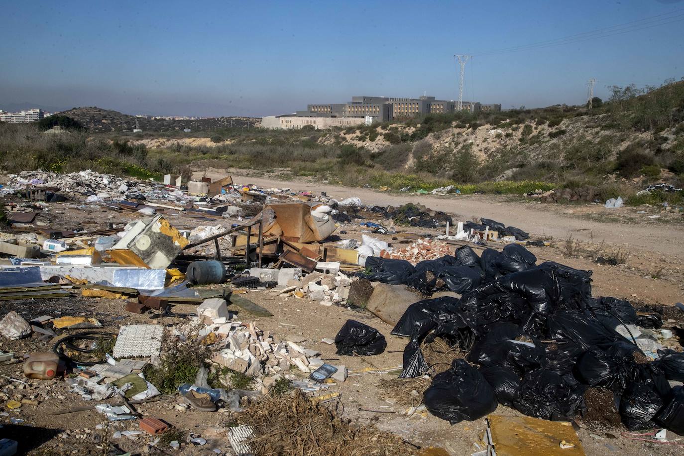 Fotos: Cuadras y corrales clandestinos se extienden junto a Lo Campano ante la pasividad municipal