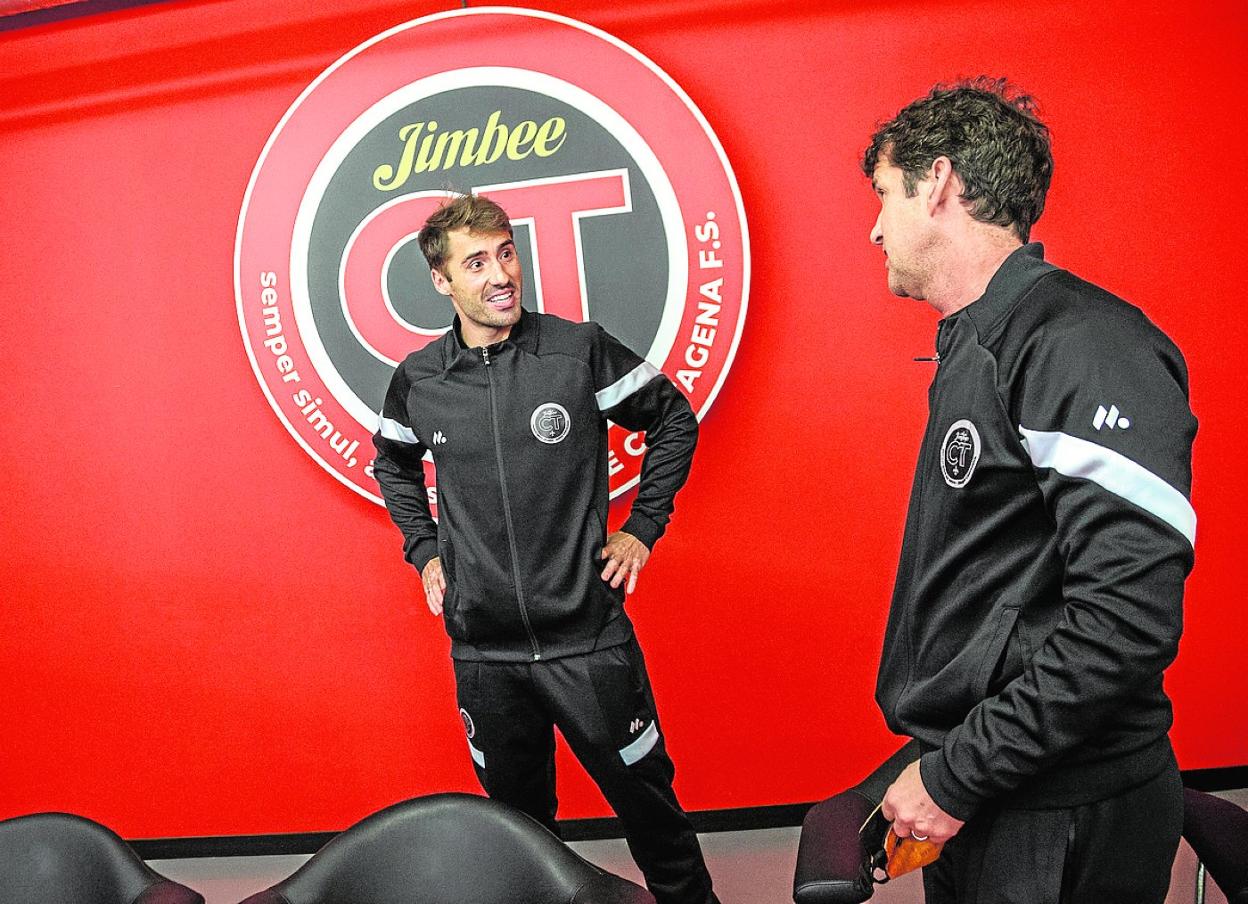 Willian Peru charla con Duda antes de pronunciar sus primeras palabras como rojiblanco, ayer. 