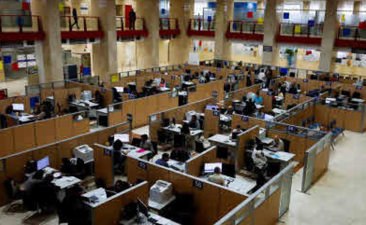 Funcionarios de la Seguridad Social en una imagen de archivo.