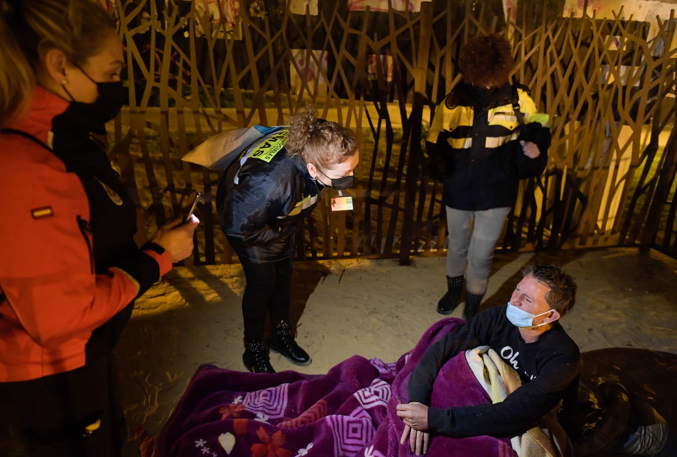 Fotos: El Semas asiste a más de 70 personas sin hogar durante la &#039;operación frío&#039;