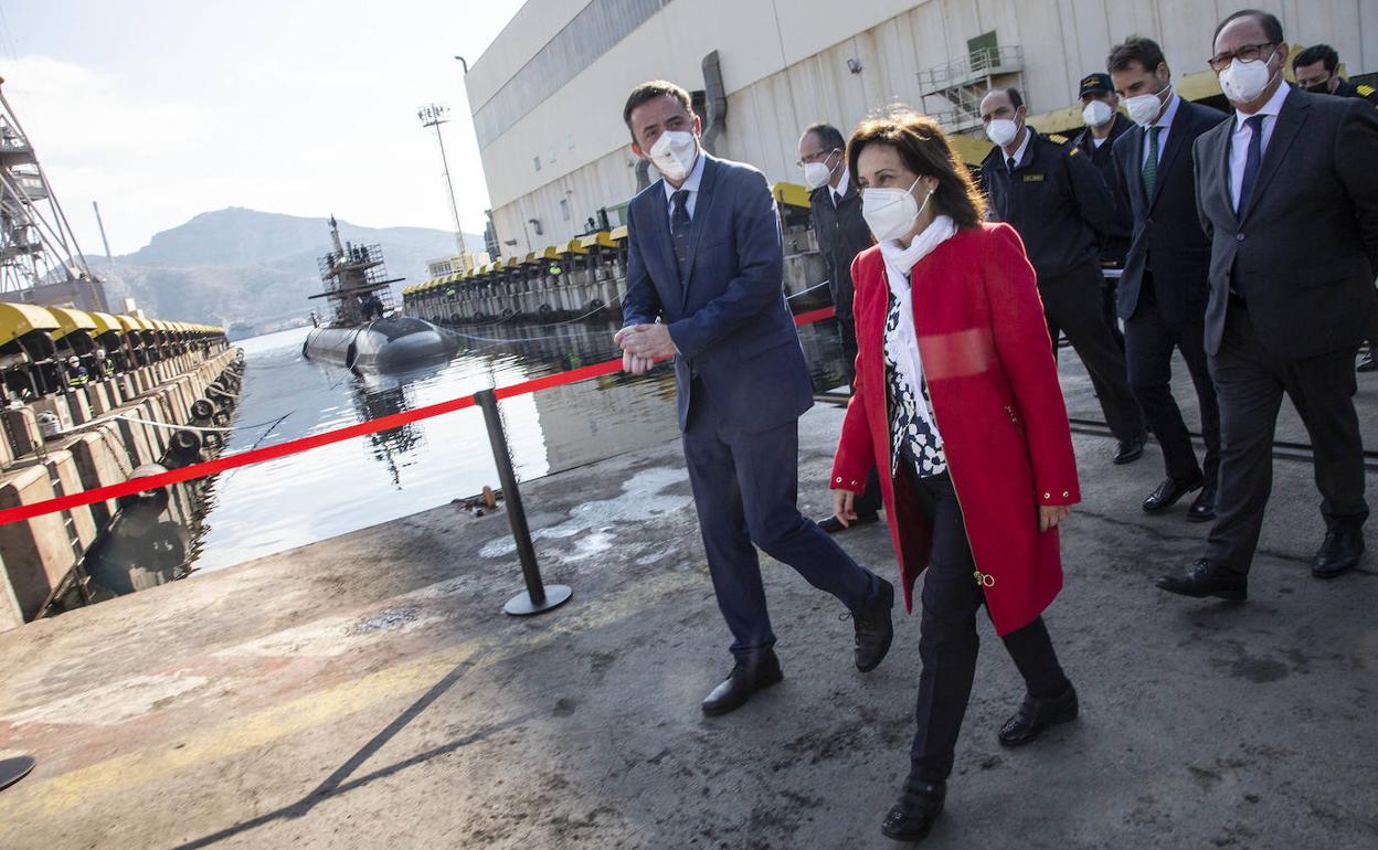 La ministra de Defensa, Margarita Robles, durante su visita al astillero de Navantia.