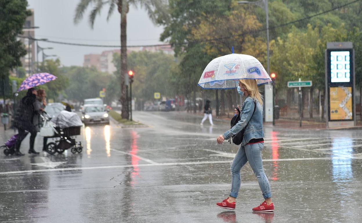 Una mujer se protege de la lluvia, en una imagen de archivo.