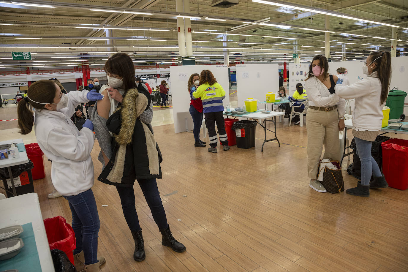 Fotos: Los jóvenes reciben la tercera dosis de la vacuna en Cartagena