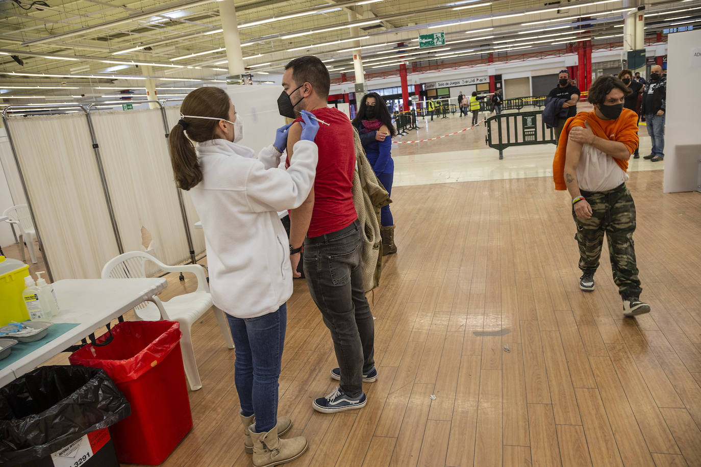 Fotos: Los jóvenes reciben la tercera dosis de la vacuna en Cartagena