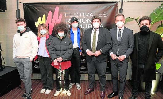 El presidente Fernando López Miras y el consejero Marcos Ortuño junto a representantes de los grupos Funambulista, Kuve y Trashi, que actuaron para promocionar la nueva marca 'Festivales Región de Murcia'.