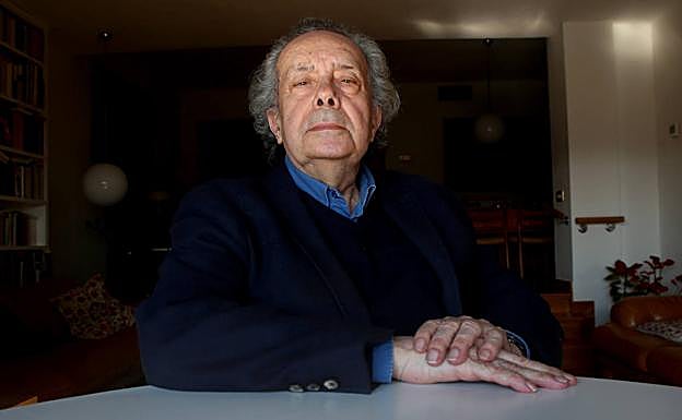 El filósofo Francisco Jarauta, en el salón de su casa de Murcia. 