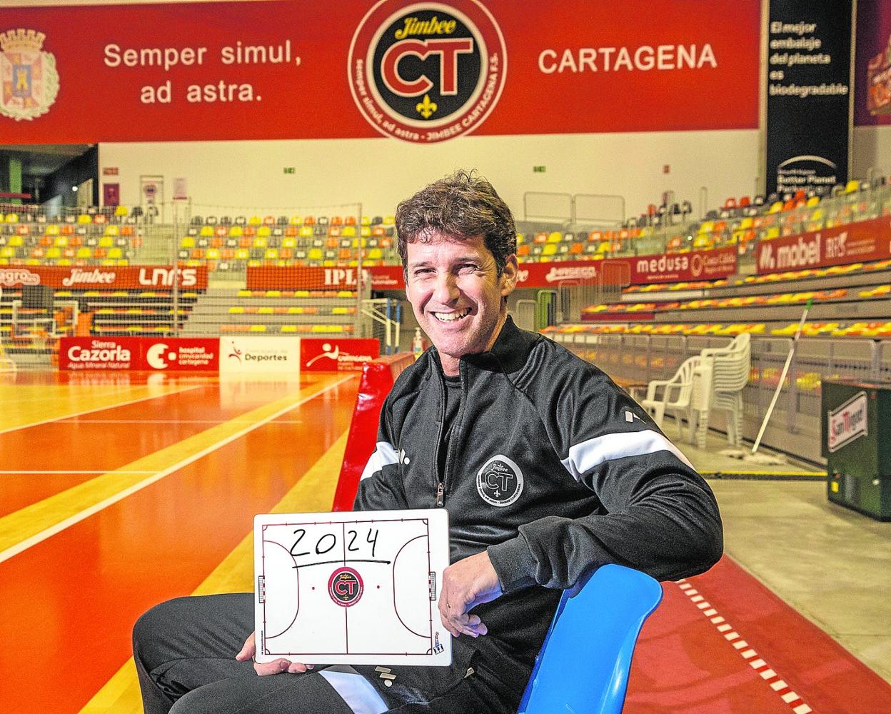 Duda, técnico del Jimbee Cartagena, posa para LA VERDAD en el Palacio de Deportes, esta semana. 