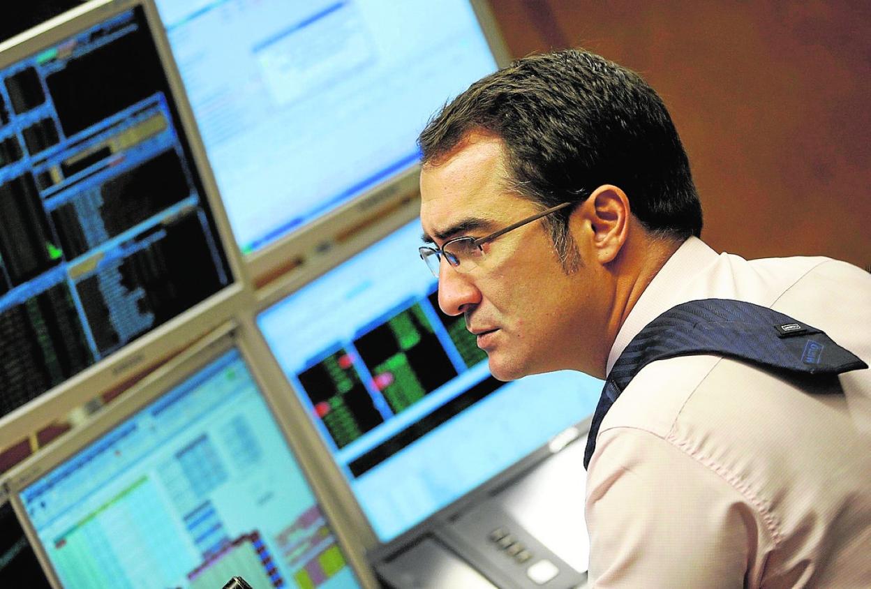 Un analista de una gestora de fondos sigue la subasta de bonos del Tesoro Público. 