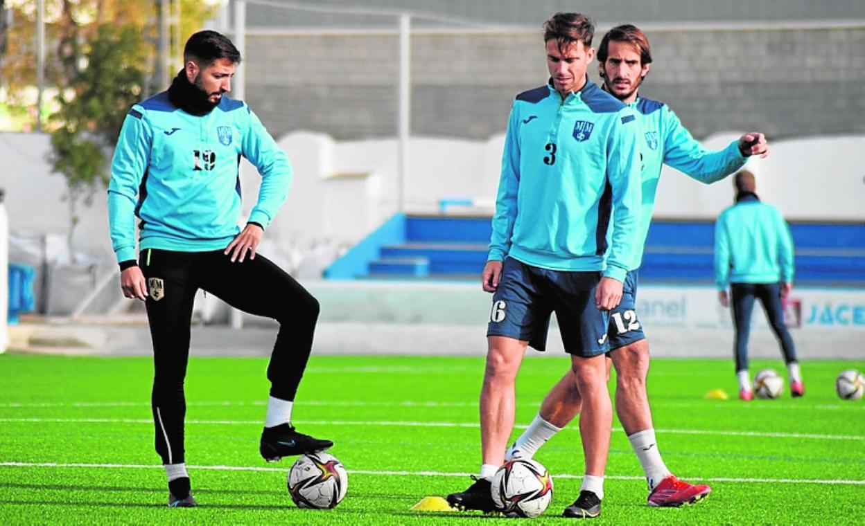 Peque, Morros y Fran Moreno, en un entrenamiento en el Pitín. 