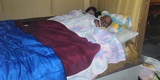 Isabel y José duermen en una de las marquesinas, situada junto al jardín del Malecón, en Murcia. 