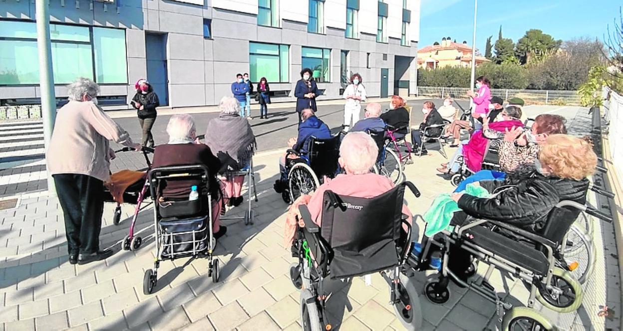 La alcaldesa explica los detalles del convenio a un grupo de mayores.