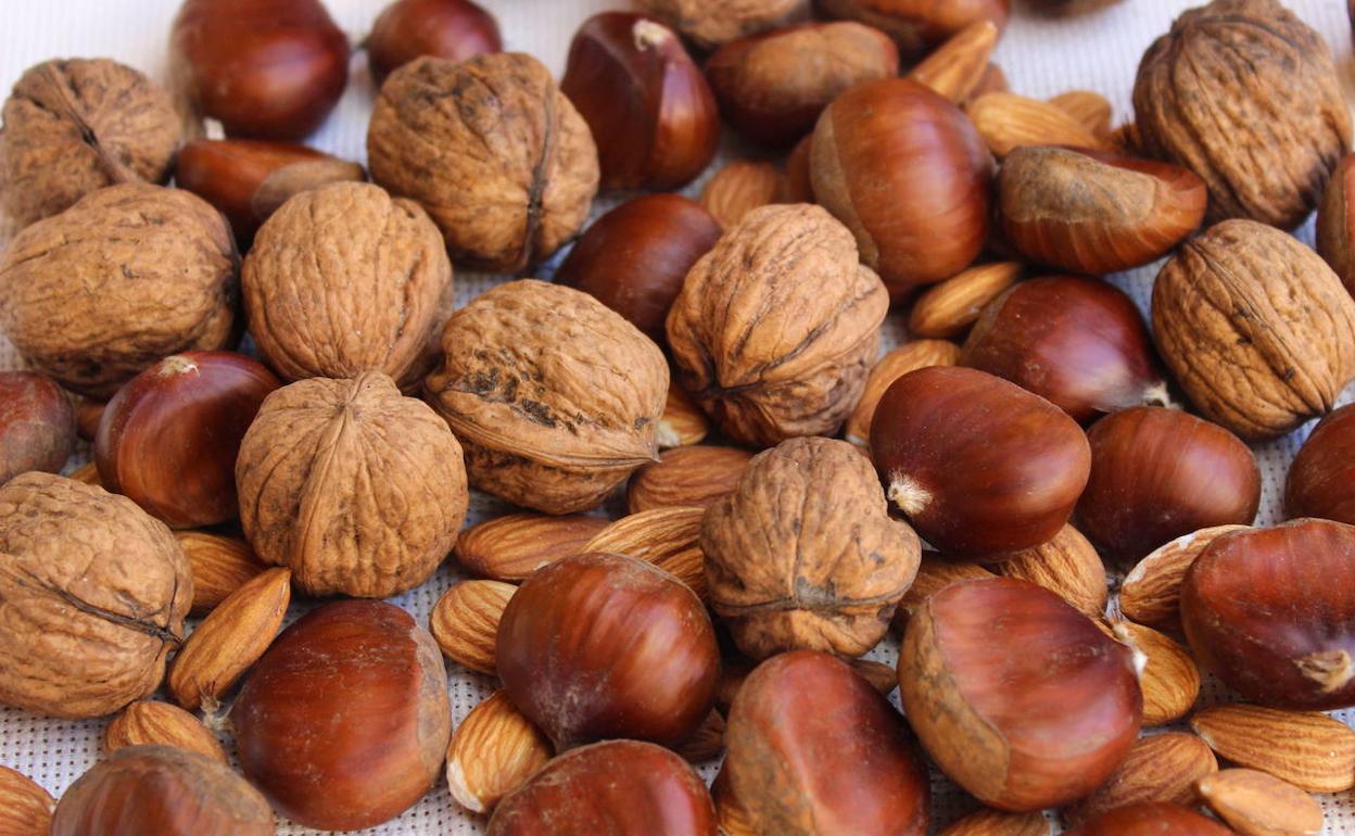 Imagen de almendras y castañas.