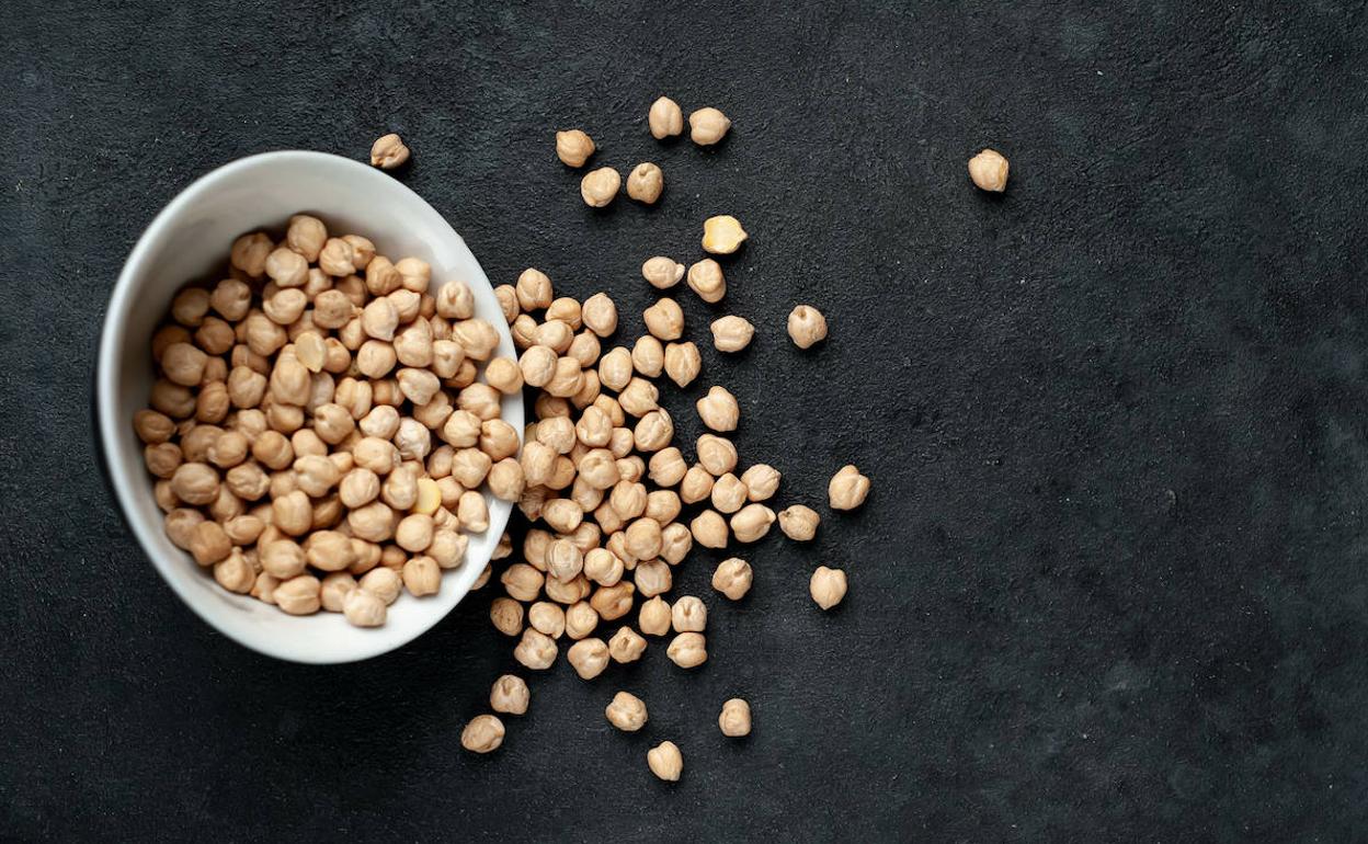 Imagen de un plato del que se salen garbanzos.