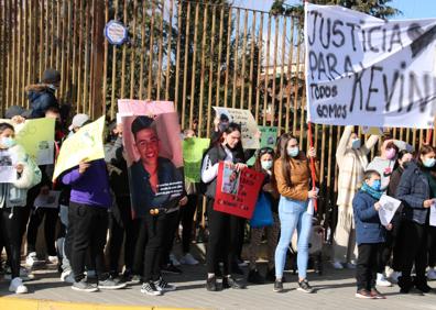 Imagen secundaria 1 - Amigos y familiares de Kevin, el joven asesinado en Jumilla, se vuelven a concentrar a las puertas del juzgado para pedir justicia