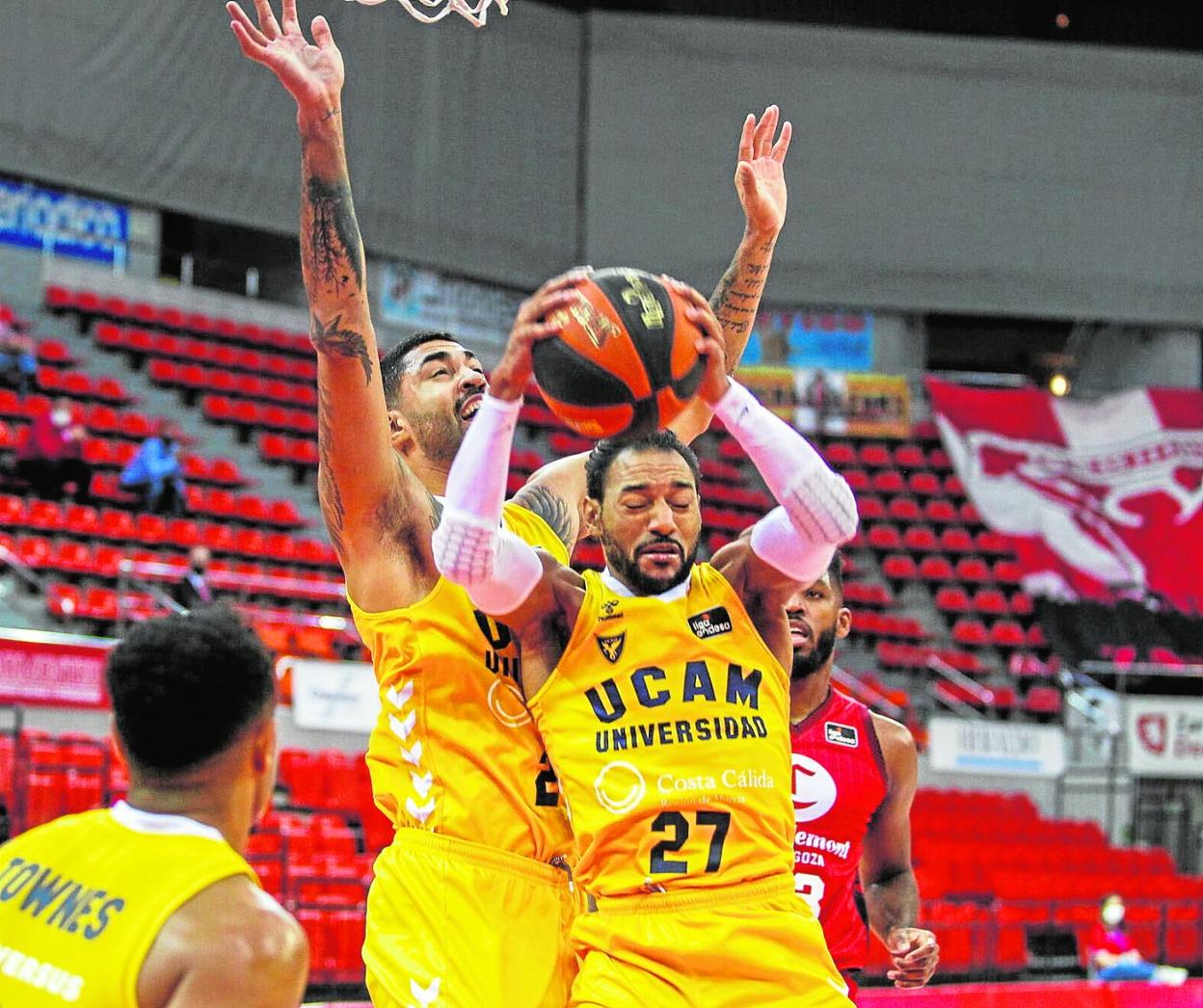 98-86. Sadiel Rojas coge un rebote, protegido por Augusto Lima, en el Zaragoza-UCAM de la pasada temporada, con triunfo maño.