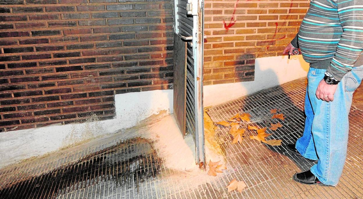 Un vecino observa una mancha de orina en un garaje, en una imagen de archivo. 