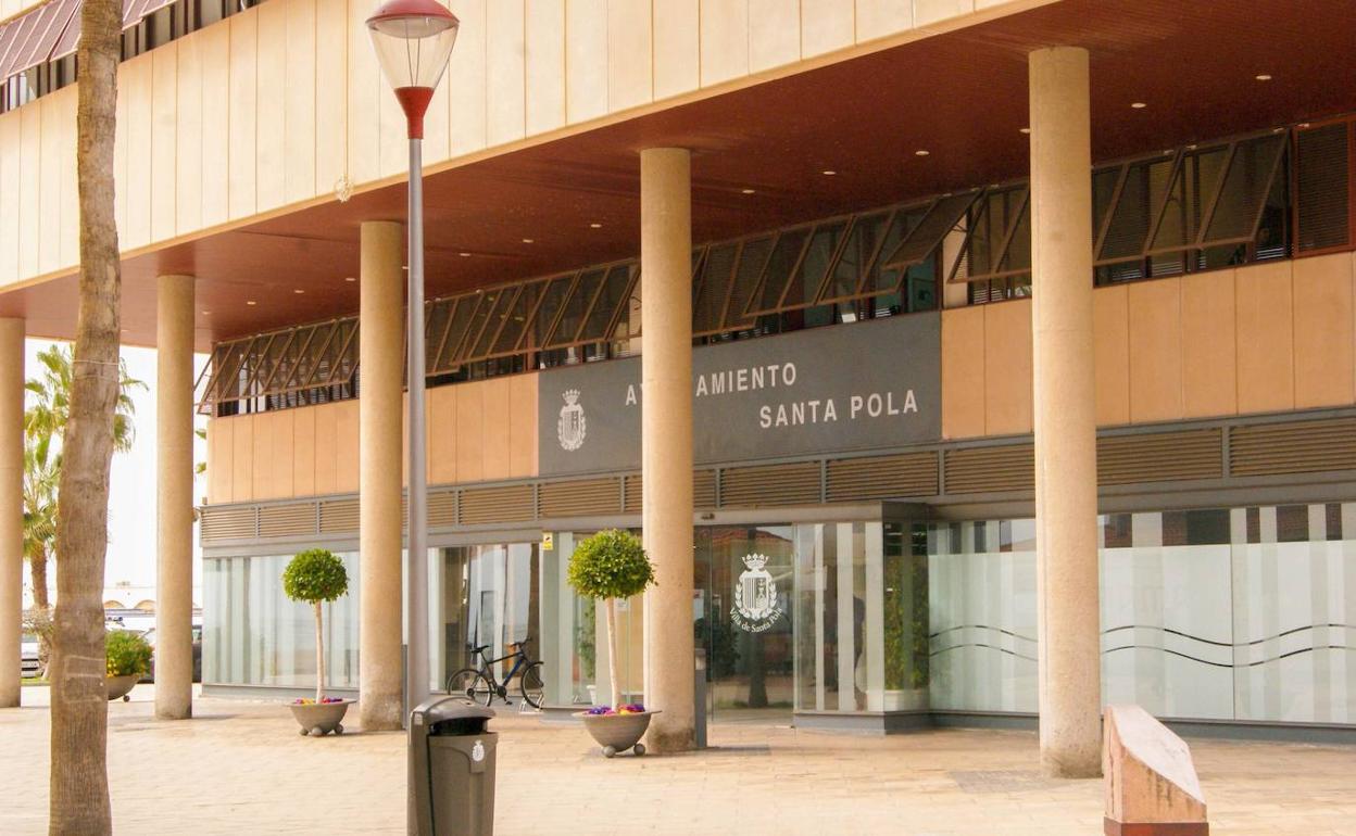 El Ayuntamiento de Santa Pola, en una foto de archivo.