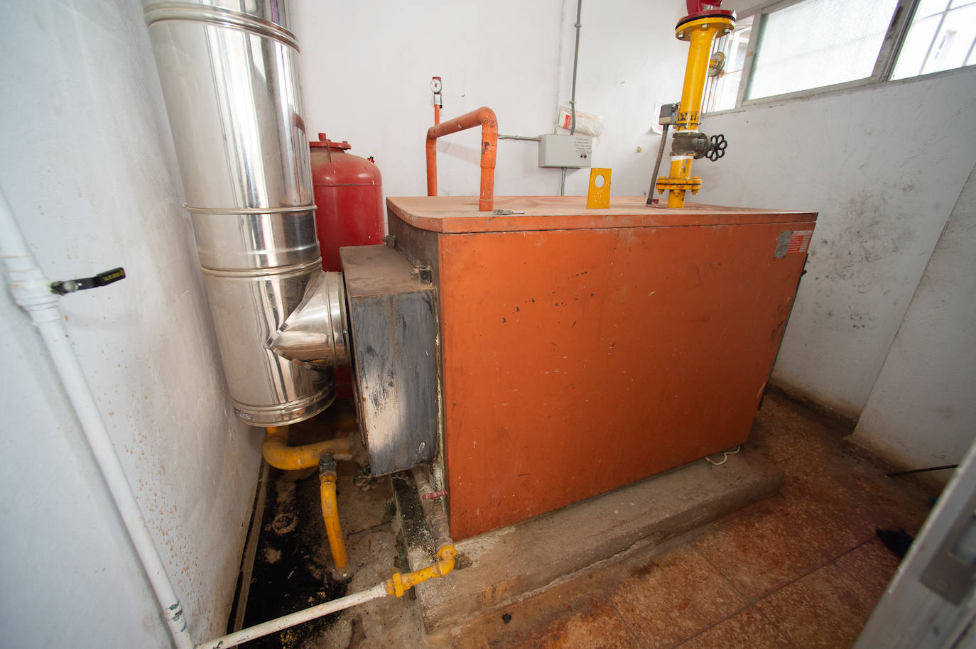 Fotos: Sin calefacción y con las ventanas abiertas en el colegio de Corvera