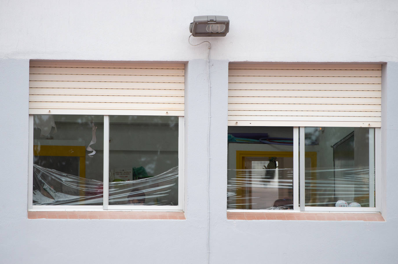 Fotos: Sin calefacción y con las ventanas abiertas en el colegio de Corvera