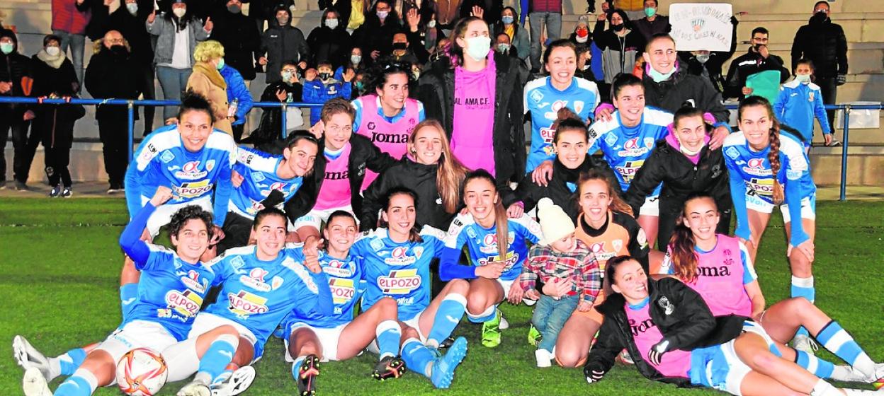 Las jugadoras del Alhama celebran su triunfo de ayer ante el Eibar. 