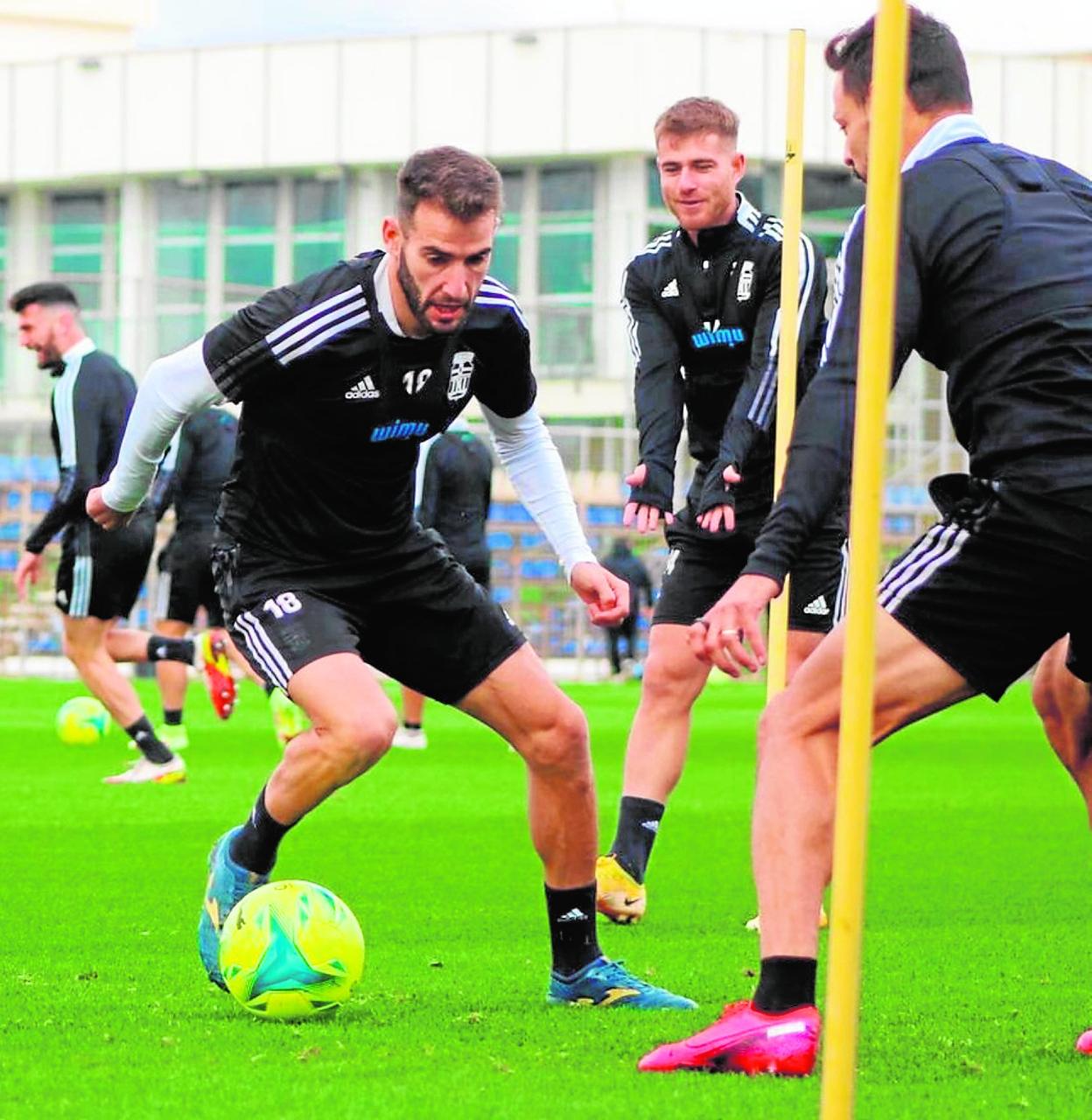 Antoñito intenta regatear a De la Bella durante la sesión de trabajo de ayer, en Pinatar Arena. 