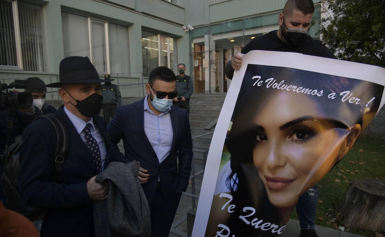 El cirujano (c) y su abogado (i), junto al hermano de Sara en su comparecencia en el juzgado. 