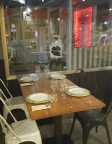 Imagen secundaria 2 - Destrozos en la cristalera del local.